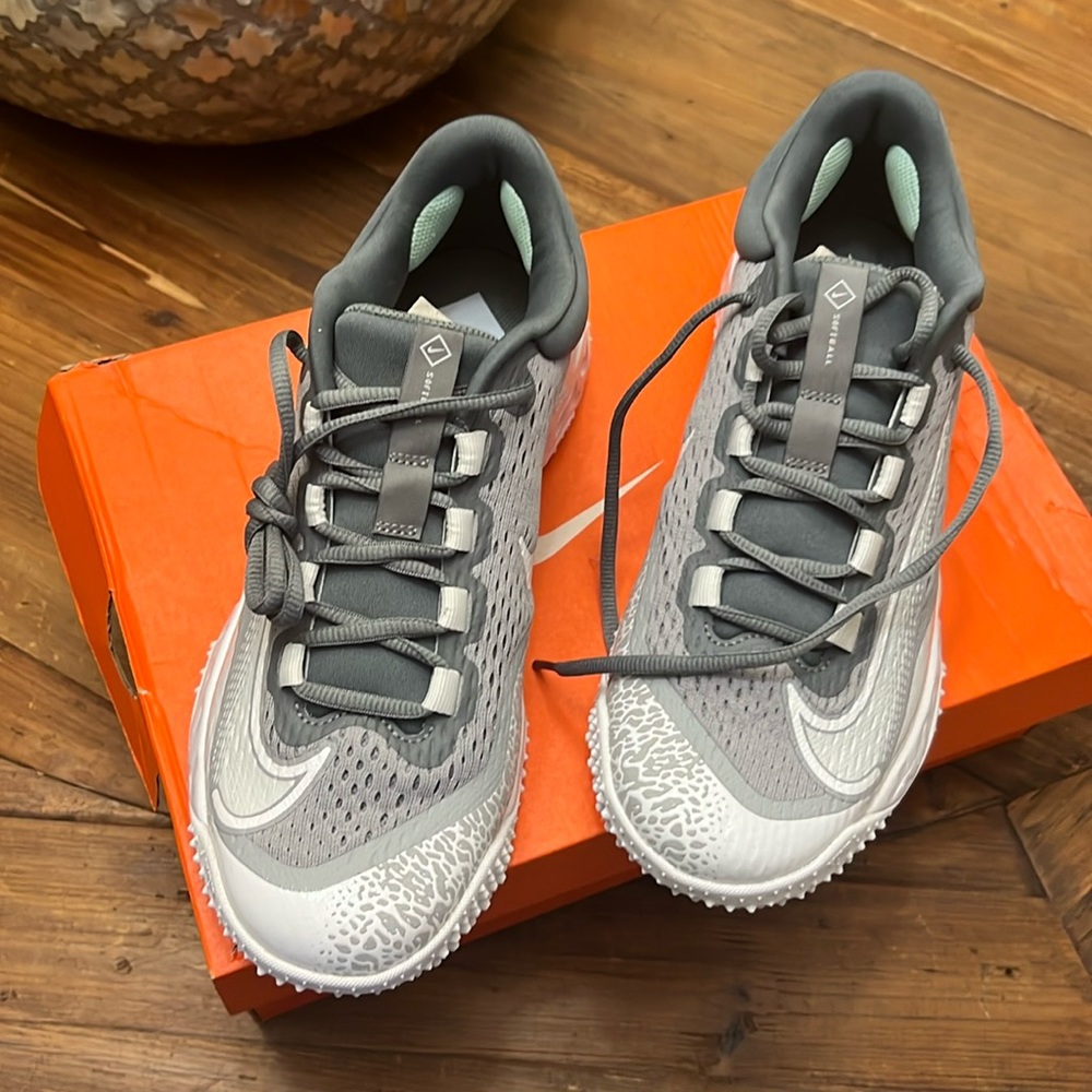 Brand new women’s Nike Turf Cleats size 9